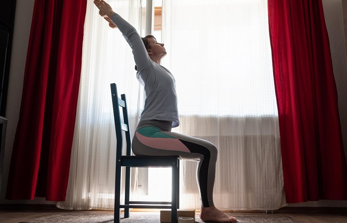 yoga sur chaise étirement