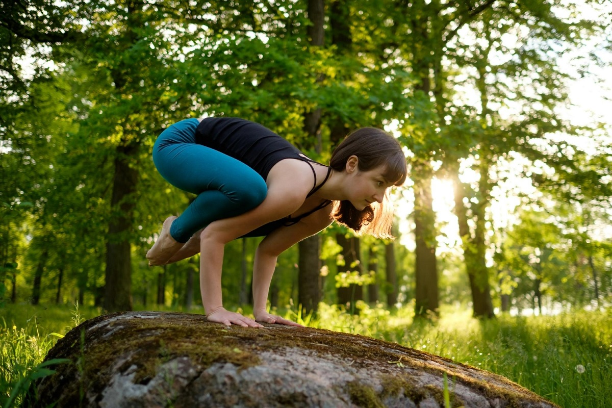 Corbeau Yoga pratiques et bienfaits de cette posture (difficile) Visa Forme