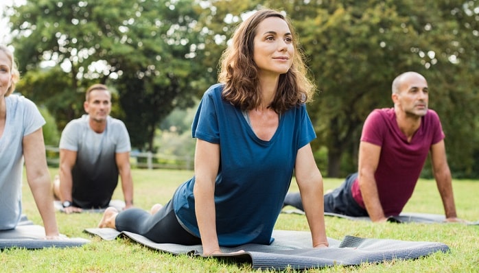 Cours de yoga collectif en été