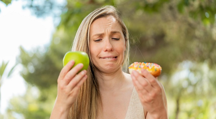 femme pomme sucre donuts