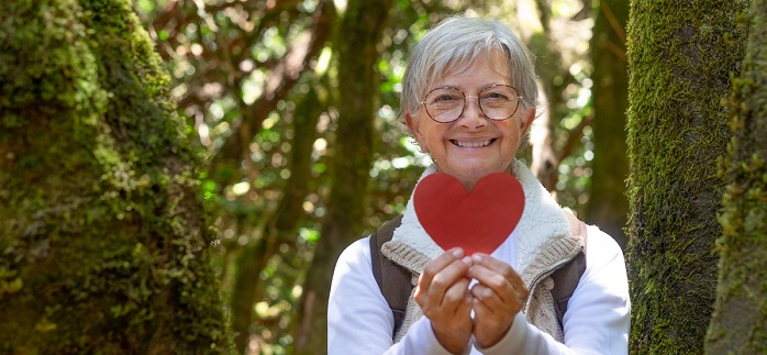 dame se promenant dans les bois